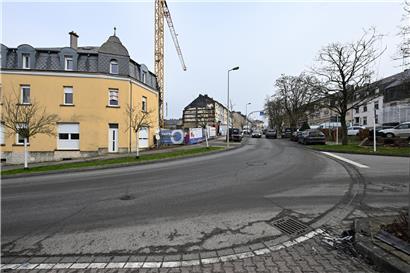 Scharfe, steile und gefährliche Kurve auf bergiger Straße bei klarem Wetter
