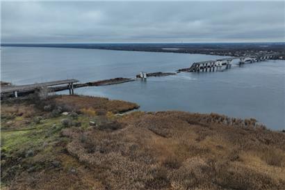 Die beschädigte Antoniwka-Brücke. Die Brücke, der Hauptübergang über den Fluss Dnipro in Cherson, wurde Anfang November 2022 von russischen Truppen zerstört, nachdem sie sich aus der südlichen Stadt zurückgezogen hatten.
