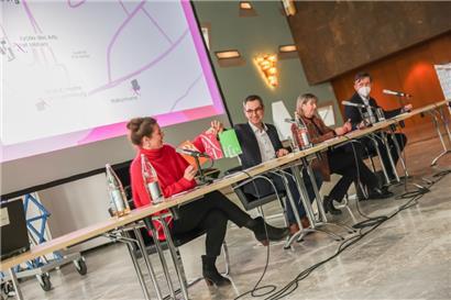 Die beschriebenen Postkarten sollen später im Großen Theater als Installation in Szene gesetzt werden, gab die Tänzerin Elisabeth Schilling (l.) am Dienstag bekannt. Bei der Pressekonferenz waren ebenfalls dabei: Schuldirektor Fabrice Roth, Bürgermeisterin Lydie Polfer und Intendant Tom Leick-Burns (v.l.n.r.)
