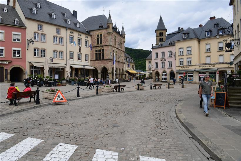 Die besondere Form des Marktplatzes in Echternach ist auf zwei römische Hauptstraßen zurückzuführen. Nach den Römern prägt Willibrord die Entwicklung der Stadt. Auf der „Via Epternacensis“ kann man durch die Vergangenheit reisen.

