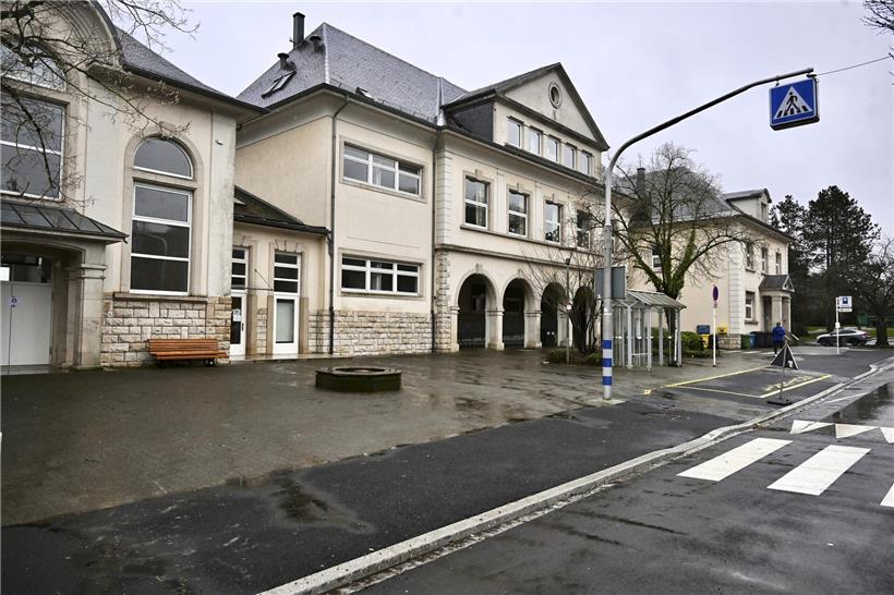 Schulgebäude der Belvaux Poste Schule mit modernem Design und grüner Umgebung an einem sonnigen Tag