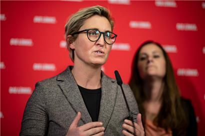 Die bisherige Co-Parteivorsitzende von Die Linke, Susanne Hennig-Wellsow (l.), spricht während einer Pressekonferenz im Karl-Liebknecht-Haus neben der anderen Parteivorsitzenden der Partei, Janine Wissler
