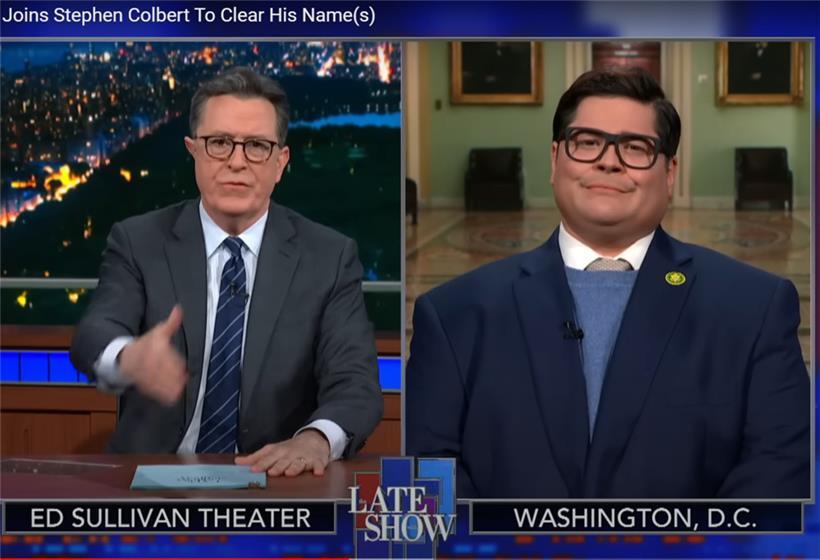 Die bizarren Anekdoten um George Santos machen diesen derzeit zur beliebten Witzfigur für Late-Night-Talker wie Stephen Colbert (links)
