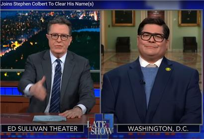 Die bizarren Anekdoten um George Santos machen diesen derzeit zur beliebten Witzfigur für Late-Night-Talker wie Stephen Colbert (links)
