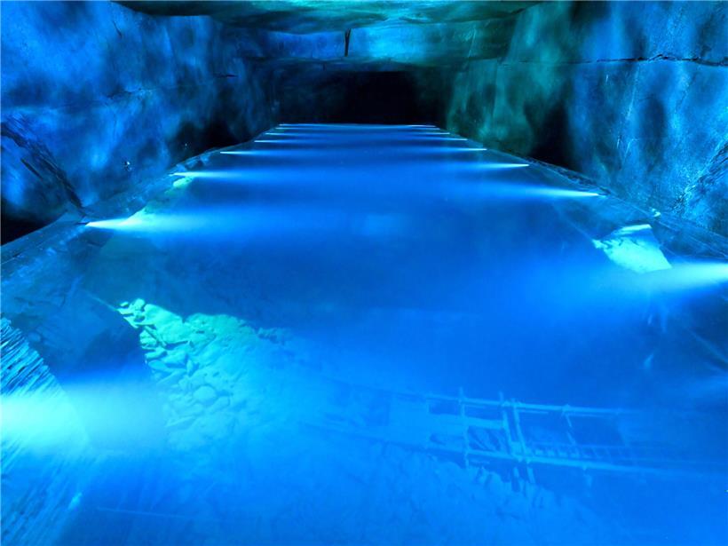 Blaue Grotte Höhle unter Tage mit blauem Wasser, 42 Meter tief, faszinierende Naturformationen entdecken