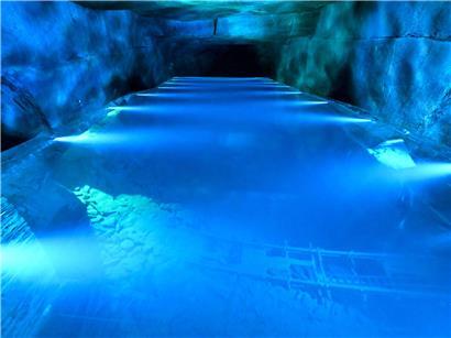 Blaue Grotte Höhle unter Tage mit blauem Wasser, 42 Meter tief, faszinierende Naturformationen entdecken