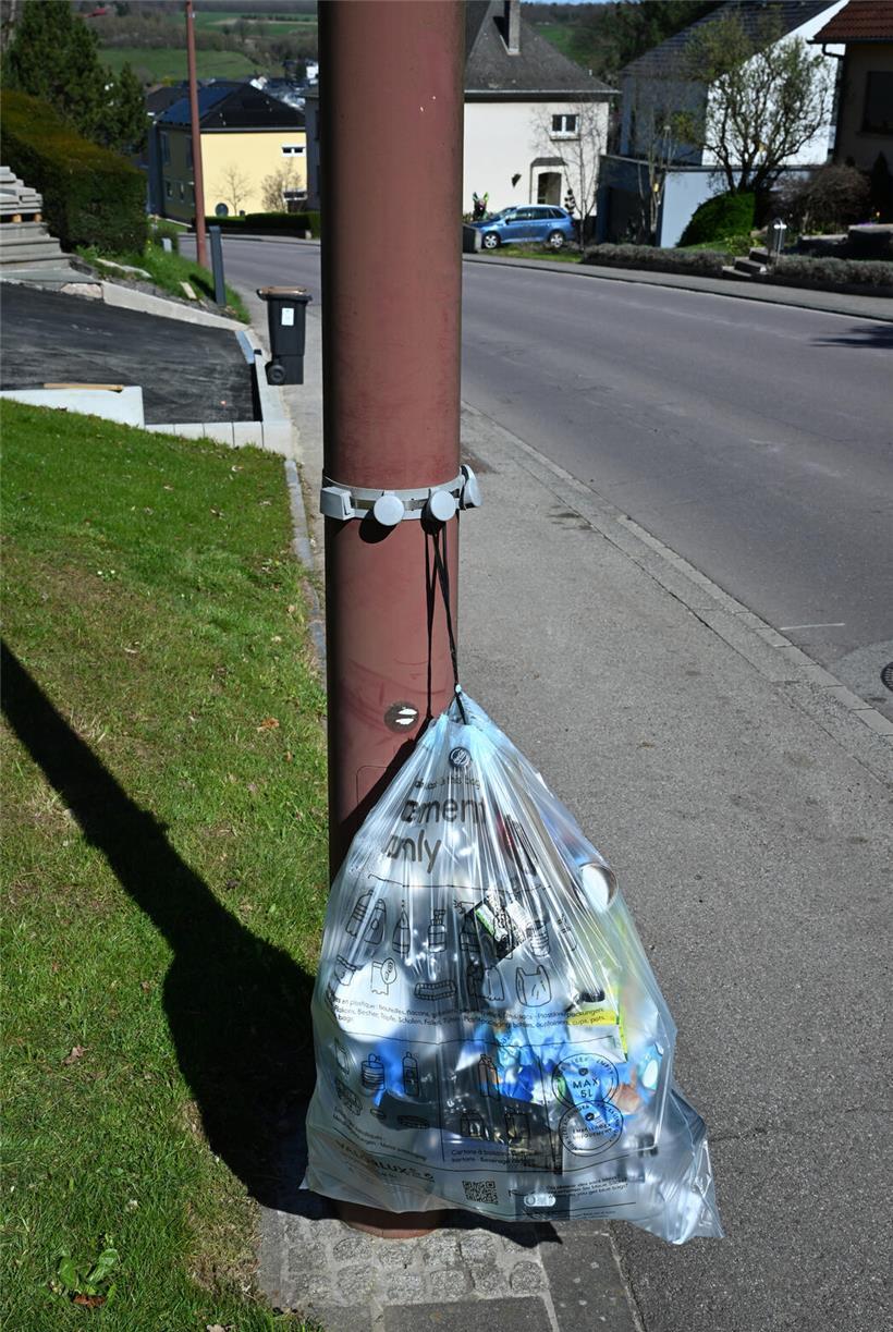 Die blauen Säcke fliegen nun nicht mehr bei jedem Windstoß durch die Gegend