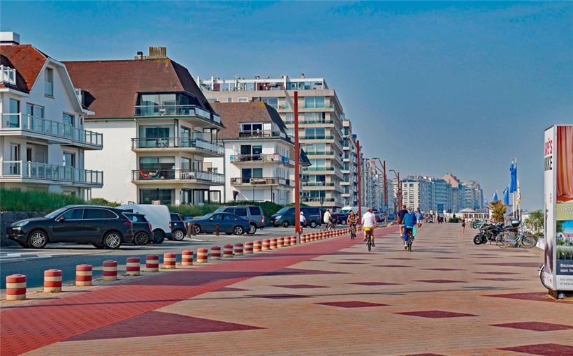 Die breite Strandpromenade in Knokke

