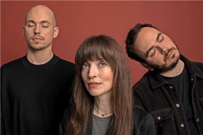 Die britische Band Daughter, die am 7.4.2023 via 4AD ihr neues Album „Stereo Mind Game“ herausbringt 
