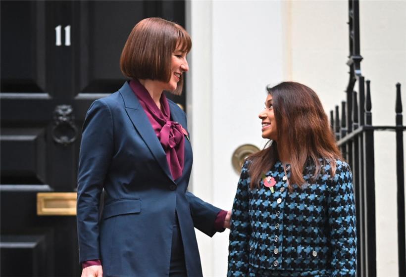 Die britische Finanzministerin Rachel Reeves (l.) mit ihrer nun zurückgetretenen Staatssekretärin Tulip Siddiq vor 11 Downing Street, dem Sitz der Finanzministerin
