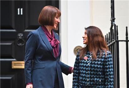 Die britische Finanzministerin Rachel Reeves (l.) mit ihrer nun zurückgetretenen Staatssekretärin Tulip Siddiq vor 11 Downing Street, dem Sitz der Finanzministerin
