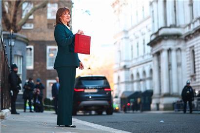 Die britische Finanzministerin Rachel Reeves posiert mit der roten Haushaltskiste vor ihrer Amtswohnung in 11 Downing Street in London
