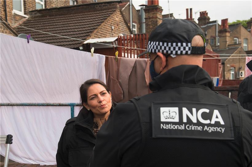 Die britische Innenministerin Priti Patel (l.) nimmt auch schon mal persönlich an einem Einsatz der National Crime Agency gegen Menschenschmuggler teil, wie hier im Mai im Osten Londons
