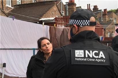 Die britische Innenministerin Priti Patel (l.) nimmt auch schon mal persönlich an einem Einsatz der National Crime Agency gegen Menschenschmuggler teil, wie hier im Mai im Osten Londons

