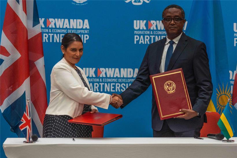 Die britische Innenministerin Priti Patel (l.) und der ruandische Außenminister Vincent Biruta haben gestern ein Abkommen über die Zwangsdeportation von Menschen aus Großbritannien nach Ruanda unterzeichnet
