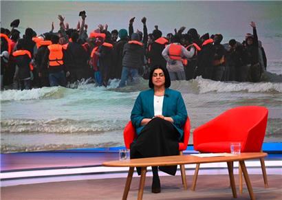 Die britische Innenministerin Shabana Mahmood hat einen Moment der Konzentration vor einer TV-Sendung
