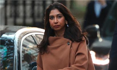 Die britische Innenministerin Suella Braverman auf dem Weg zur Kabinettssitzung beim Premierminister 
