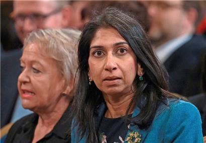 Die britische Innenministerin Suella Braverman (r.) hatte mit Blick auf die große Zahl von Migrantinnen und Migranten, die 2022 ins Land gelangt sind, von einer „Invasion“ an den britischen Küsten gesprochen
