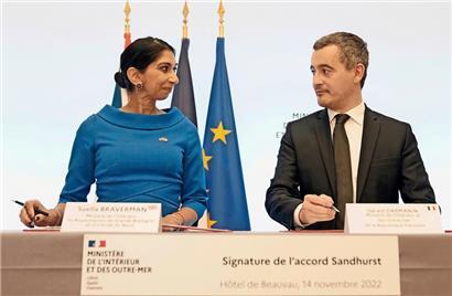 Die britische Innenministerin Suella Braverman und der französische Innenminister Gérald Darmanin unterzeichnen ein Abkommen zur Asyl- und Migrationspolitik
