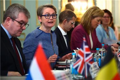 Die britische Innenministerin Yvette Cooper (2.v.l.) beriet sich im Dezember mit europäischen Amtskollegen über den gemeinsamen Kampf gegen Menschenschmuggler 
