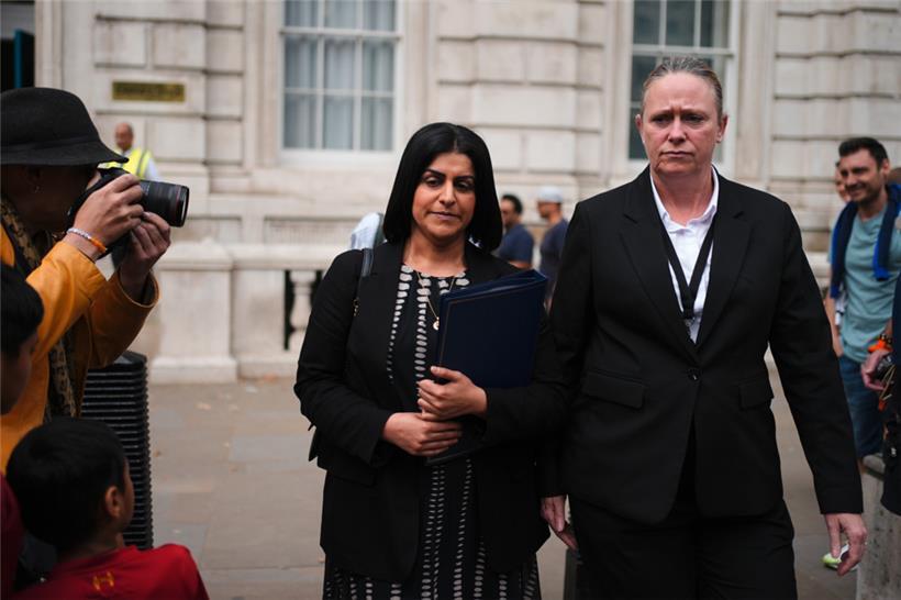 Die britische Justizministerin Shabana Mahmood (l) verlässt Downing Street No. 10 nach einer Sitzung des Cobra-Notfallausschusses der Regierung durch Premierminister Starmer
