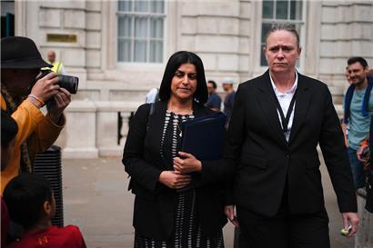 Die britische Justizministerin Shabana Mahmood (l) verlässt Downing Street No. 10 nach einer Sitzung des Cobra-Notfallausschusses der Regierung durch Premierminister Starmer
