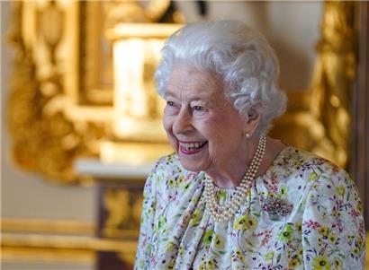 Die britische Königin Elizabeth II. lächelt, als sie im White Drawing Room von Schloss Windsor eine Ausstellung von Artefakten des britischen Kunsthandwerksunternehmens Halcyon Days besichtigt. Am 21. April 2022 feiert die Monarchin ihren 96. Geburtstag.
