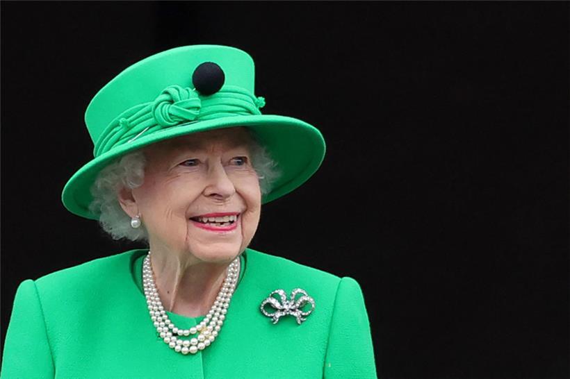 Die britische Königin Elizabeth II. lächelt während der Feierlichkeiten zu ihrem Platin-Jubiläum am 5. Juni 2022 vom Balkon des Buckingham-Palastes in die Menge
