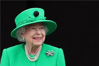 Die britische Königin Elizabeth II. lächelt während der Feierlichkeiten zu ihrem Platin-Jubiläum am 5. Juni 2022 vom Balkon des Buckingham-Palastes in die Menge
