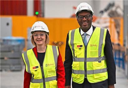 Die britische Premierministerin Liz Truss und ihr Finanzminister Kwasi Kwarteng sind vergnügt dabei, die britische Wirtschaft einzureißen
