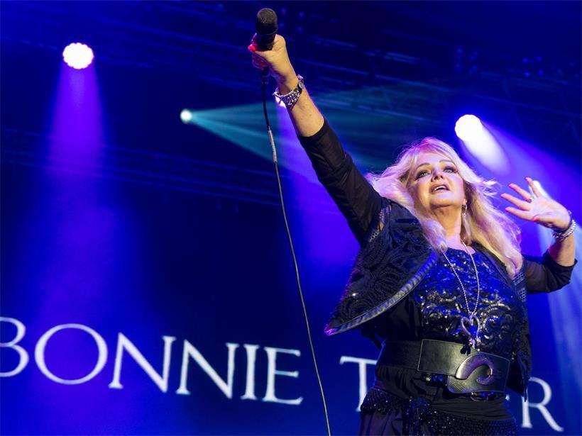 Bonnie Tyler singt live auf einem Musikfestival in Tschechien, britische Sängerin mit Mikrofon auf der Bühne