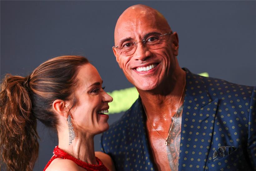 Die britische Schauspielerin Emily Blunt und der US-Schauspieler Dwayne Johnson bei der Premiere von „The Smashing Machine“ in Beverly Hills
