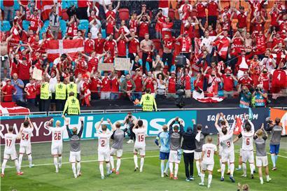 Die dänische Mannschaft jubelt vor der Fantribüne nach dem 4:0-Sieg über Wales 
