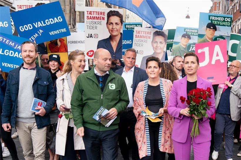 Die dänische Ministerpräsidentin Mette Frederiksen (mit Rosenstrauß) und Politiker der Regierungskoalition warben am Mittwoch im Zentrum der Hauptstadt mit Plakaten für ein Ja bei einer Volksabstimmung über die EU-Verteidigungspolitik
