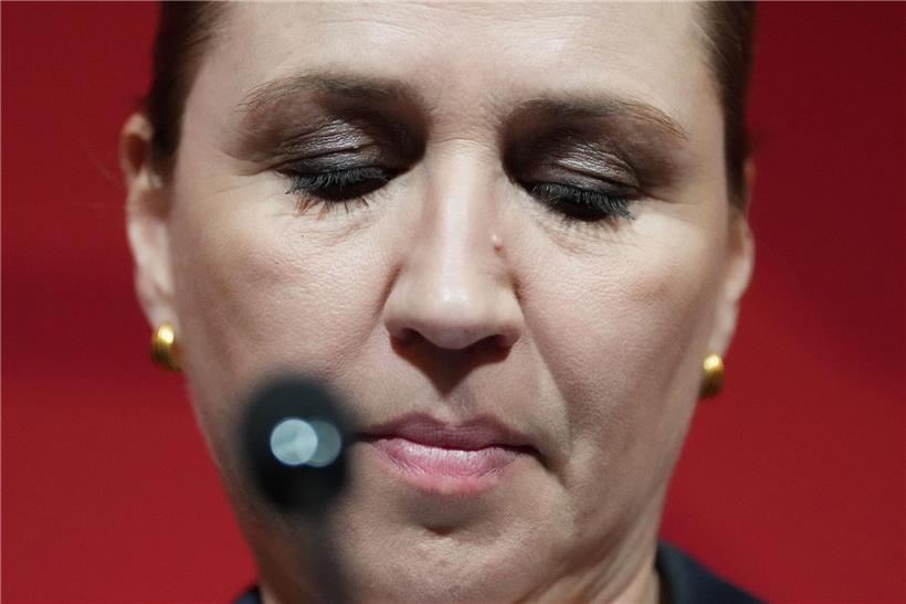 Mette Frederiksen, dänische Ministerpräsidentin und Sozialdemokraten-Chefin, gibt Rücktritt bekannt in offizieller Umgebung