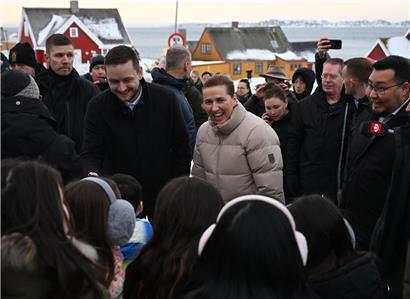 Mette Frederiksen und Jens-Frederik Nielsen bei Treffen in Nuuk, Hauptstadt von Grönland, politische Gespräche in der Arktis
