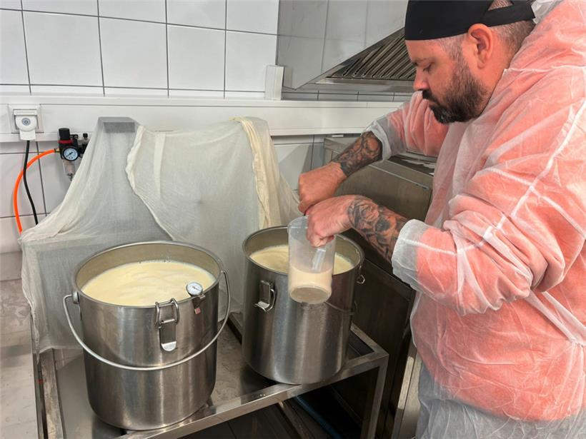 Die daraus entstehende Sojamilch wird aufgekocht, …