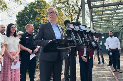 Die demokratische Gouverneurin von Oregon, Tina Kotek, spricht am Samstag auf einer Pressekonferenz in Portland, Oregon, nachdem US-Präsident Donald Trump erklärt hat, er werde Truppen in die Stadt schicken
