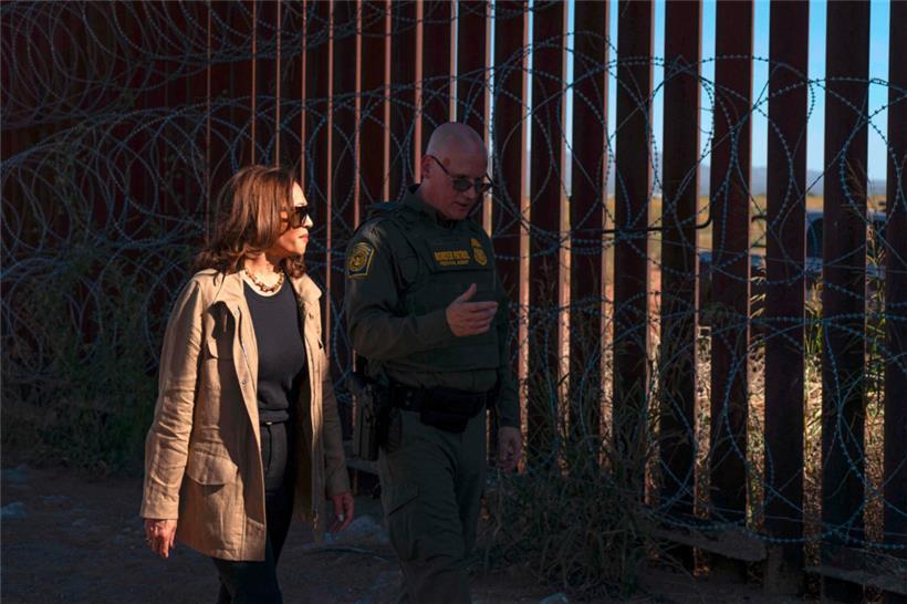 Die demokratische Präsidentschaftskandidatin Kamala Harris besucht die Grenze zu Mexiko in Douglas, Arizona. In diesem US-Bundesstaat spielt die Einwanderungspolitik bei der Wahlentscheidung eine wesentliche Rolle.

