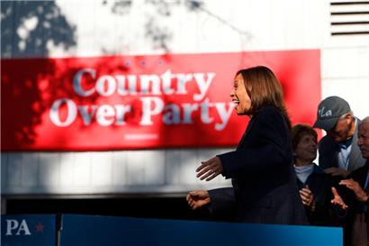 Die demokratische Präsidentschaftskandidatin Kamala Harris bei einer Wahlkampfveranstaltung in Washington Crossing im stark umkämpften US-Bundesstaat Pennsylvania
