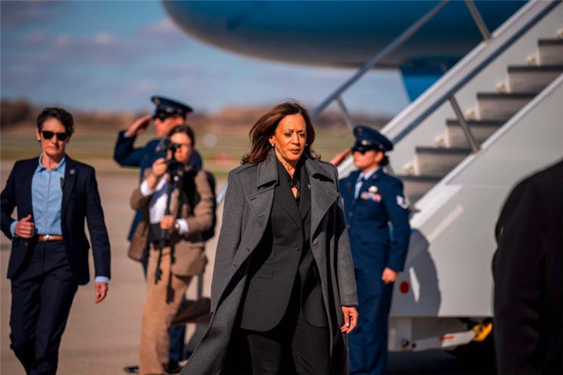 Die demokratische Präsidentschaftskandidatin und US-Vizepräsidentin Kamala Harris kommt am 1. November 2024 auf dem Dane County Regional Airport in Madison, Wisconsin, an
