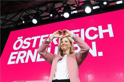 Die designierte Außenministerin Beate Meinl-Reisinger (Neos) zeigt mit den Händen ein Herz bei einer Mitgliederversammlung ihrer Partei mit Abstimmung über das Arbeitsprogramm der Dreierkoalition in Wien
