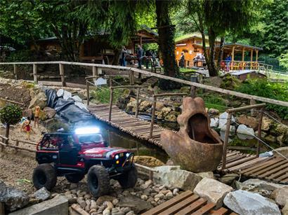 Detailreiche Miniaturwelt in Lasauvage mit Straßen, Gebäuden, Brücken und Wasserwegen als Modellanlage