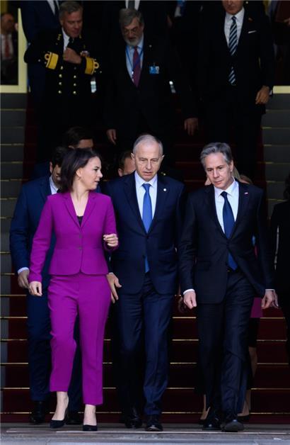 Die deutsche Außenministerin Annalena Baerbock (l.) mit dem stellvertretenden NATO-Generalsekretär Mircea Geoana (M.) und US-Außenminister Antony Blinken beim Treffen der NATO-Außenminister in Berlin
