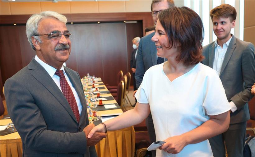 Die deutsche Außenministerin Annalena Baerbock trifft den Co-Vorsitzenden der pro-kurdischen Partei HDP, Mithat Sancar, in Ankara
