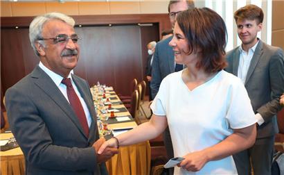 Die deutsche Außenministerin Annalena Baerbock trifft den Co-Vorsitzenden der pro-kurdischen Partei HDP, Mithat Sancar, in Ankara
