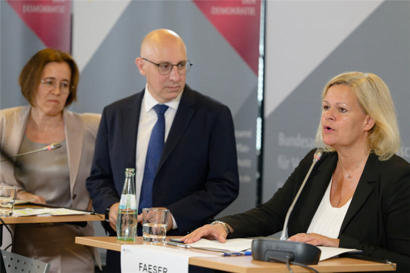 Die deutsche Innenministerin Nancy Faeser (r.) äußert sich im Beisein von BfV-Vizepräsidentin Silke Willems (l.) und dem zweiten BfV-Vizepräsidenten Sinan Selen (M.) zur Sicherheitslage in Deutschland
