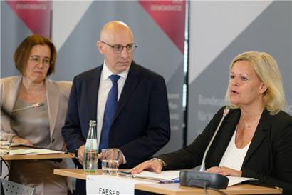 Die deutsche Innenministerin Nancy Faeser (r.) äußert sich im Beisein von BfV-Vizepräsidentin Silke Willems (l.) und dem zweiten BfV-Vizepräsidenten Sinan Selen (M.) zur Sicherheitslage in Deutschland
