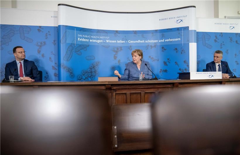 Die deutsche Kanzlerin Angela Merkel besuchte gestern mit dem deutschen Gesundheitsminister Jens Spahn (l.) das Robert-Koch-Institut, wo sie von dessen Präsidenten Lothar Wieler (r.) empfangen wurden
