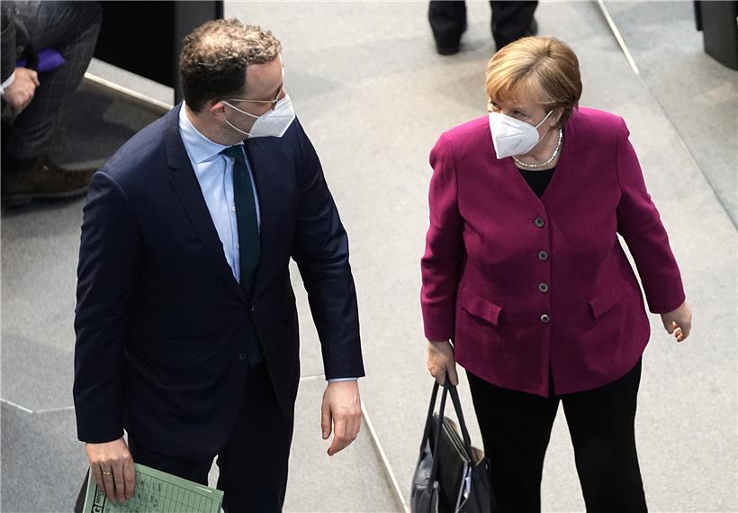 Die deutsche Kanzlerin Angela Merkel und ihr Gesundheitsminister Jens Spahn stehen wegen der Bekämpfung der Corona-Pandemie im Land unter Druck
